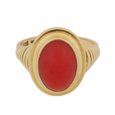 Lot 76 - A coral single stone ring