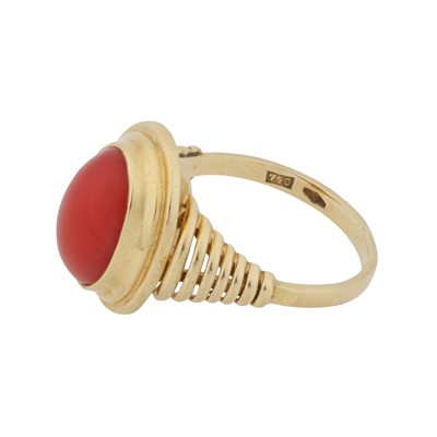 Lot 76 - A coral single stone ring