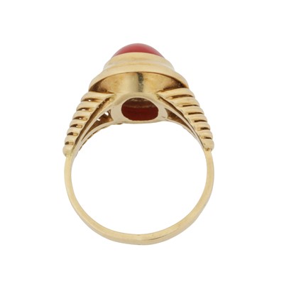 Lot 76 - A coral single stone ring