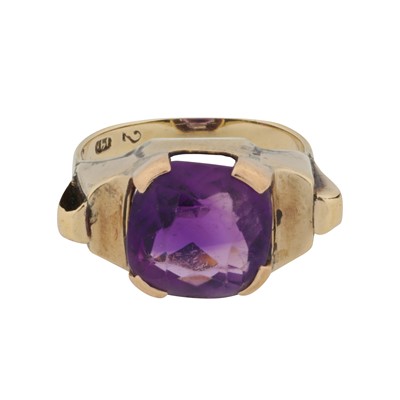 Lot 95 - An amethyst single stone ring