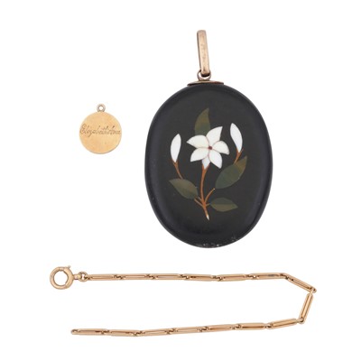 Lot 204 - A bracelet and two pendants