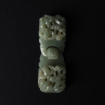 Lot 524 - A Chinese jade 'dragon' belt hook, 18th/19th century