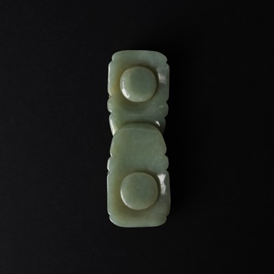 Lot 524 - A Chinese jade 'dragon' belt hook, 18th/19th century