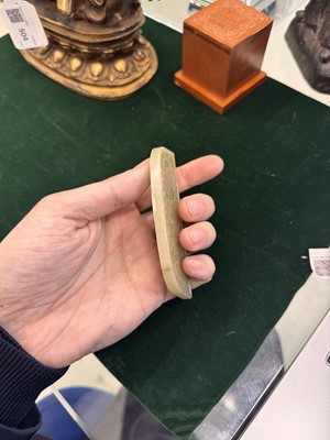 Lot 523 - A Chinese Mughal-style jade 'floral' plaque, Qing dynasty