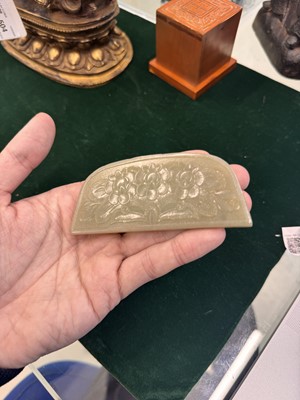 Lot 523 - A Chinese Mughal-style jade 'floral' plaque, Qing dynasty