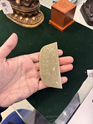 Lot 523 - A Chinese Mughal-style jade 'floral' plaque, Qing dynasty