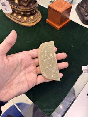 Lot 523 - A Chinese Mughal-style jade 'floral' plaque, Qing dynasty