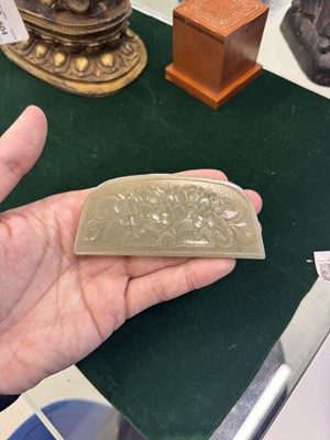 Lot 523 - A Chinese Mughal-style jade 'floral' plaque, Qing dynasty