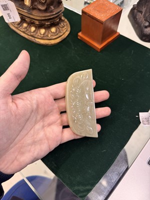 Lot 523 - A Chinese Mughal-style jade 'floral' plaque, Qing dynasty