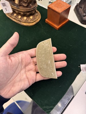 Lot 523 - A Chinese Mughal-style jade 'floral' plaque, Qing dynasty