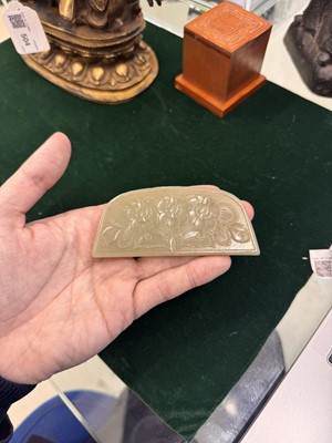 Lot 523 - A Chinese Mughal-style jade 'floral' plaque, Qing dynasty