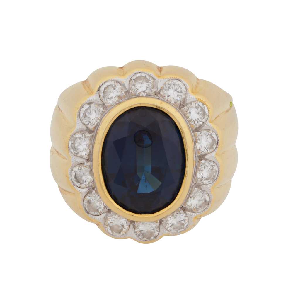 Lot 24 - A sapphire and diamond dress ring
