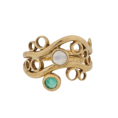 Lot 105 - An emerald and moonstone ring, circa 1980