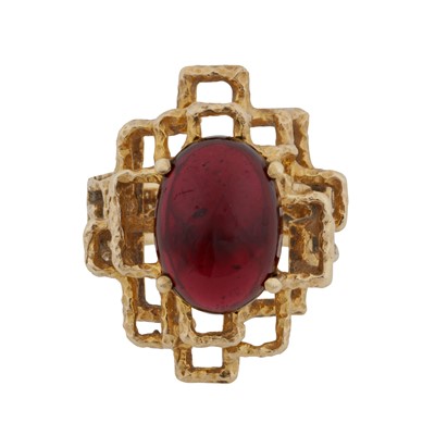 Lot 261 - A garnet ring, circa 1974