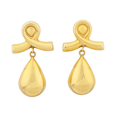 Lot 266 - Mappin & Webb | A pair of pendent earrings