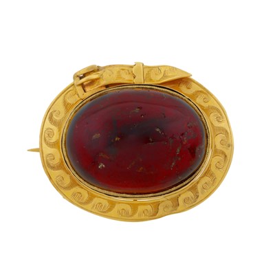 Lot 105 - A garnet brooch