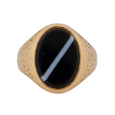 Lot 10 - A banded agate ring