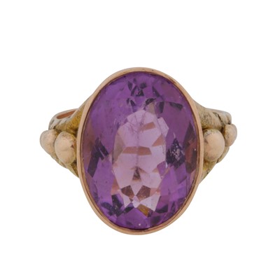 Lot 101 - An amethyst single stone ring