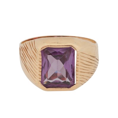 Lot 179 - A synthetic colour change sapphire ring