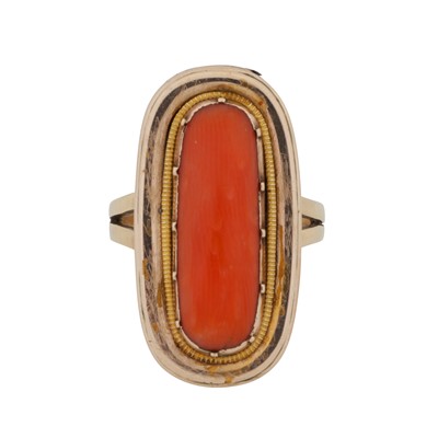 Lot 90 - A coral locket ring