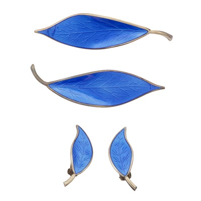 Lot 109 - David Andersen | Two blue enamel brooches and matching earrings