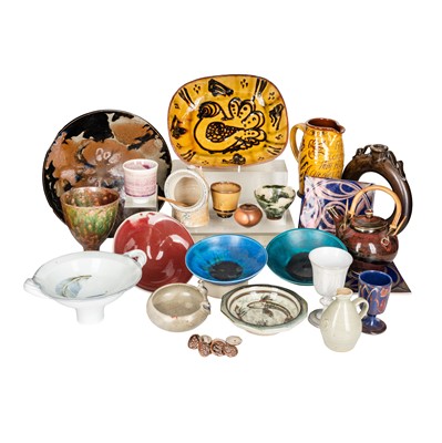 Lot 390 - Various studio pottery