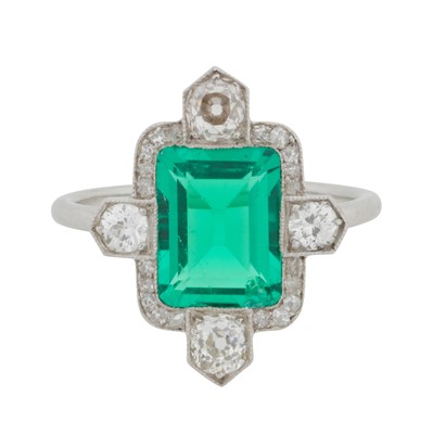 Lot 308 - An Art Deco emerald and diamond ring