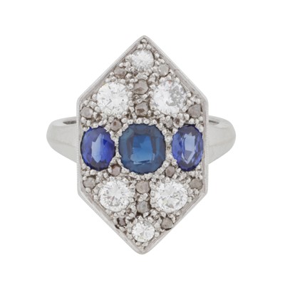 Lot 71 - An hexagonal sapphire and diamond ring