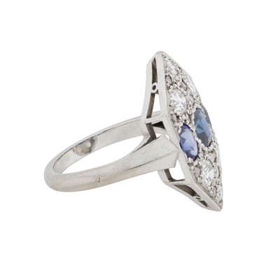 Lot 71 - An hexagonal sapphire and diamond ring