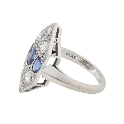 Lot 71 - An hexagonal sapphire and diamond ring