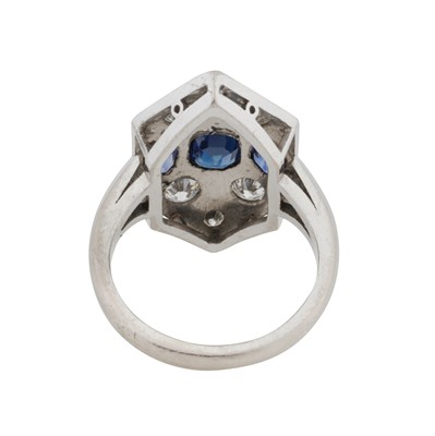 Lot 71 - An hexagonal sapphire and diamond ring