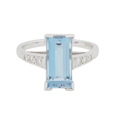 Lot 52 - An aquamarine and diamond ring
