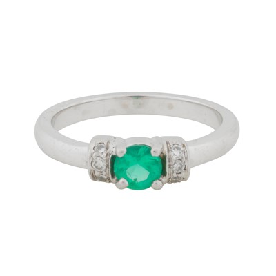 Lot 320 - An emerald and diamond ring