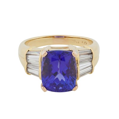 Lot 79 - A tanzanite and diamond ring