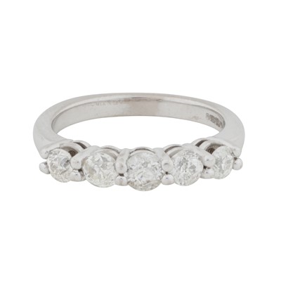 Lot 338 - A diamond five stone ring
