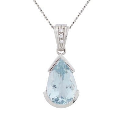 Lot 51 - An aquamarine and diamond pendant necklace