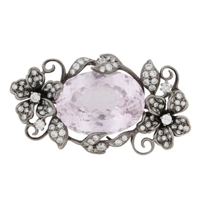 Lot 370 - A kunzite and diamond brooch