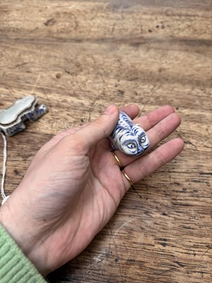 Lot 64 - A Japanese Hirado blue and white 'tiger' box and cover, kogo, Edo period