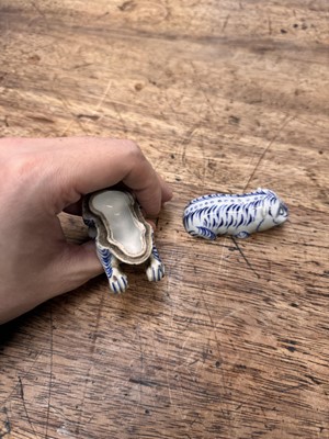 Lot 64 - A Japanese Hirado blue and white 'tiger' box and cover, kogo, Edo period