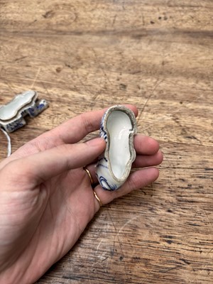 Lot 64 - A Japanese Hirado blue and white 'tiger' box and cover, kogo, Edo period