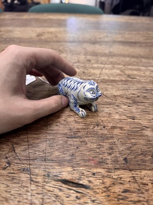 Lot 64 - A Japanese Hirado blue and white 'tiger' box and cover, kogo, Edo period