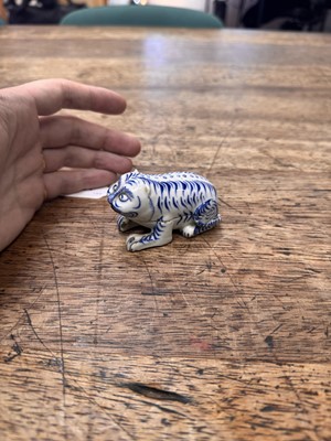 Lot 64 - A Japanese Hirado blue and white 'tiger' box and cover, kogo, Edo period