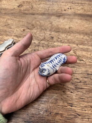 Lot 64 - A Japanese Hirado blue and white 'tiger' box and cover, kogo, Edo period