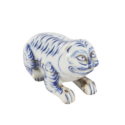 Lot 64 - A Japanese Hirado blue and white 'tiger' box and cover, kogo, Edo period