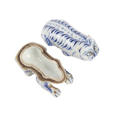 Lot 64 - A Japanese Hirado blue and white 'tiger' box and cover, kogo, Edo period