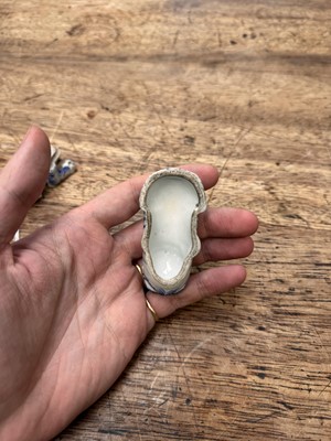 Lot 64 - A Japanese Hirado blue and white 'tiger' box and cover, kogo, Edo period