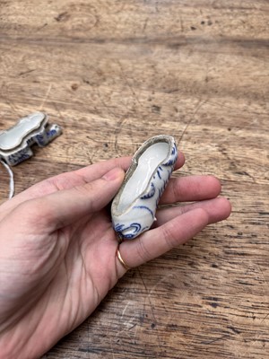 Lot 64 - A Japanese Hirado blue and white 'tiger' box and cover, kogo, Edo period