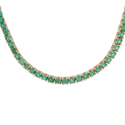 Lot 240 - An emerald line choker necklace
