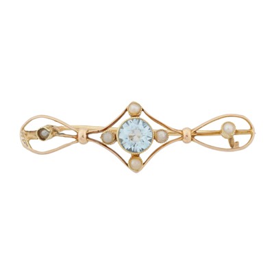 Lot 37 - An aquamarine and seed pearl brooch
