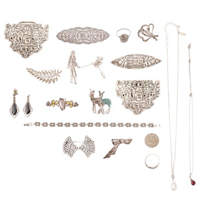 Lot 266 - A collection of silver jewellery